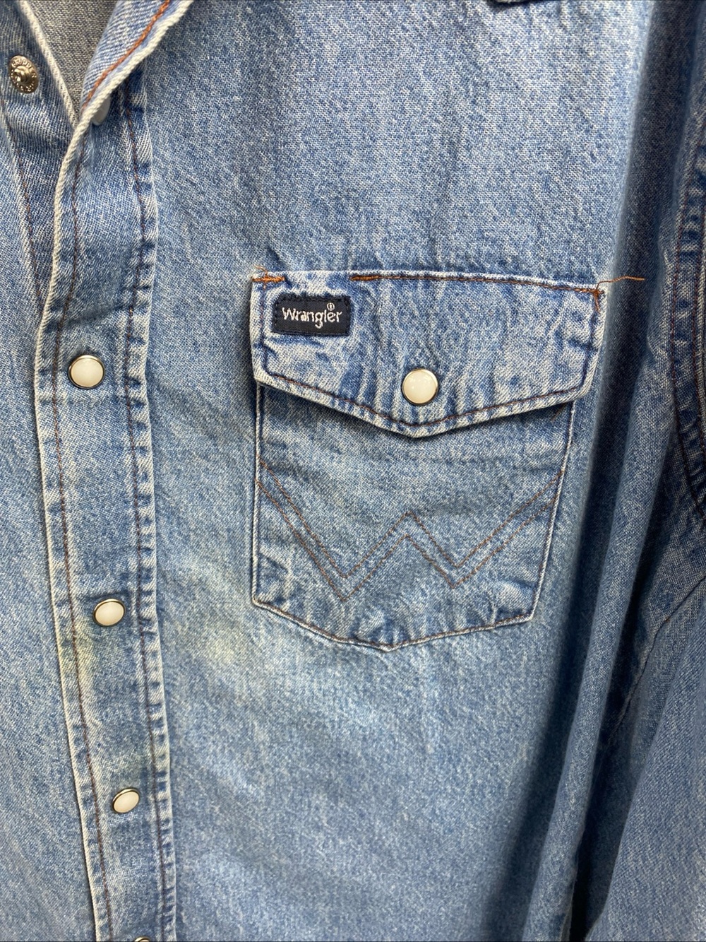 Vintage Wrangler Shirt Mens  Blue Denim Pearl Snap Western Cowboy Yoke Large Hem - Picture 2 of 9